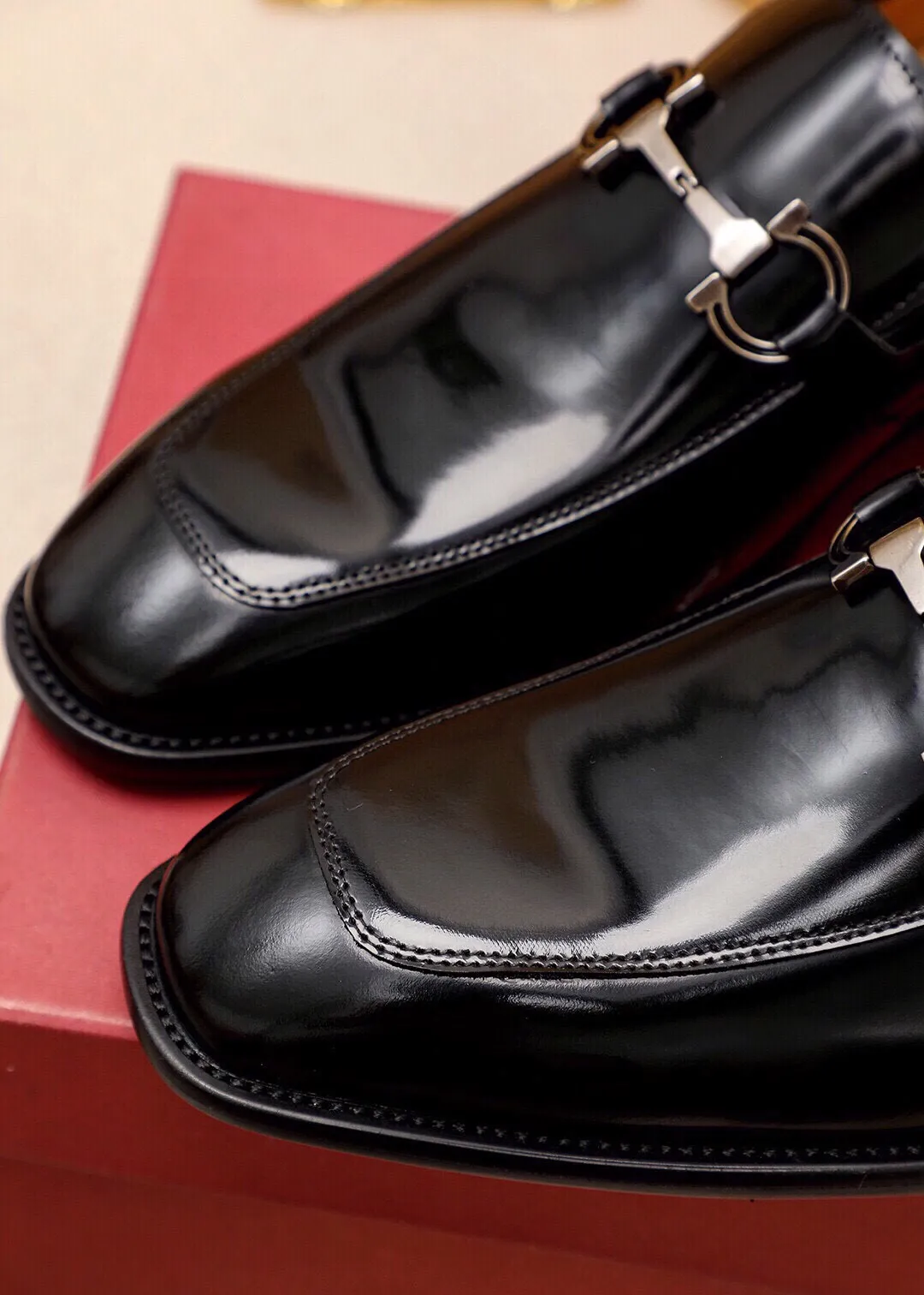Men's shoes 💰480 💐 Product trademark: Ferragamo "Ferragamo" casual leather shoes Regular size: 38-44 (45🉑️customized) Product materials: Selected imported first-layer open-edge beaded cowhide leather upper + luxury hardware buckle, imported water-dyed cowhide leather lining. Strong three-dimensional visual effect, original outsole color: 2 colors available
